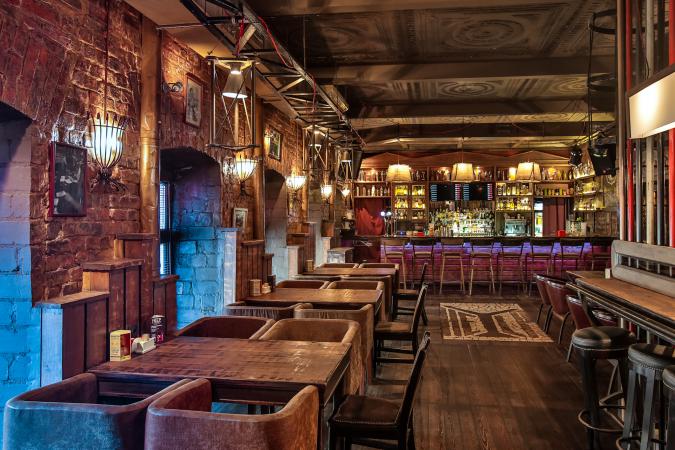 help_friends_bar_photo3