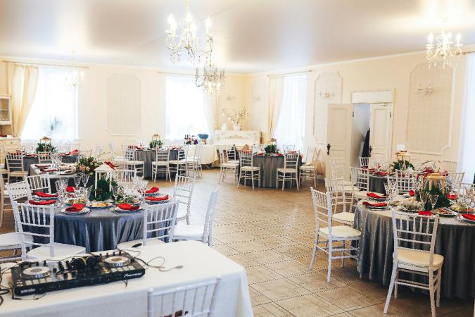 banketnyj_zal_svadebnaya_ploshchadka_dom_u_ozera_photo1