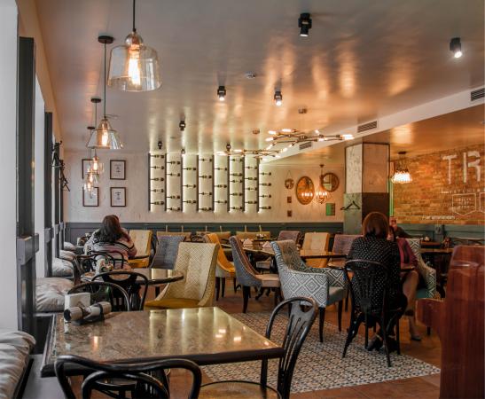 kafe_trio_kitchen_wine_trio_photo2