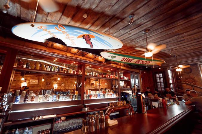 black_hat_bar_photo2