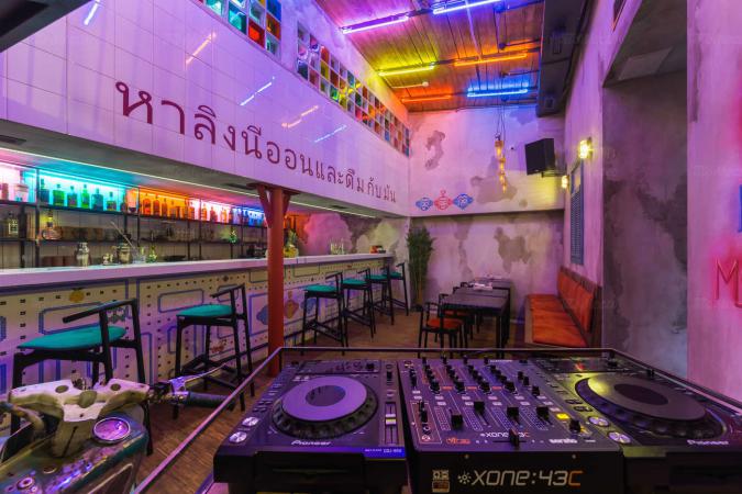 bar_neon_monkey_photo_1